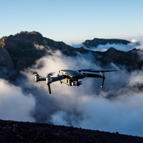 drone sobre montaña