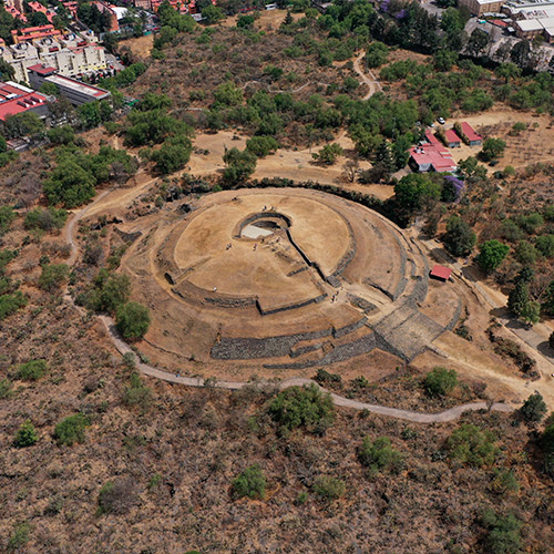 Ruinas de Cuicuilco al sur de la Ciudad de México. 